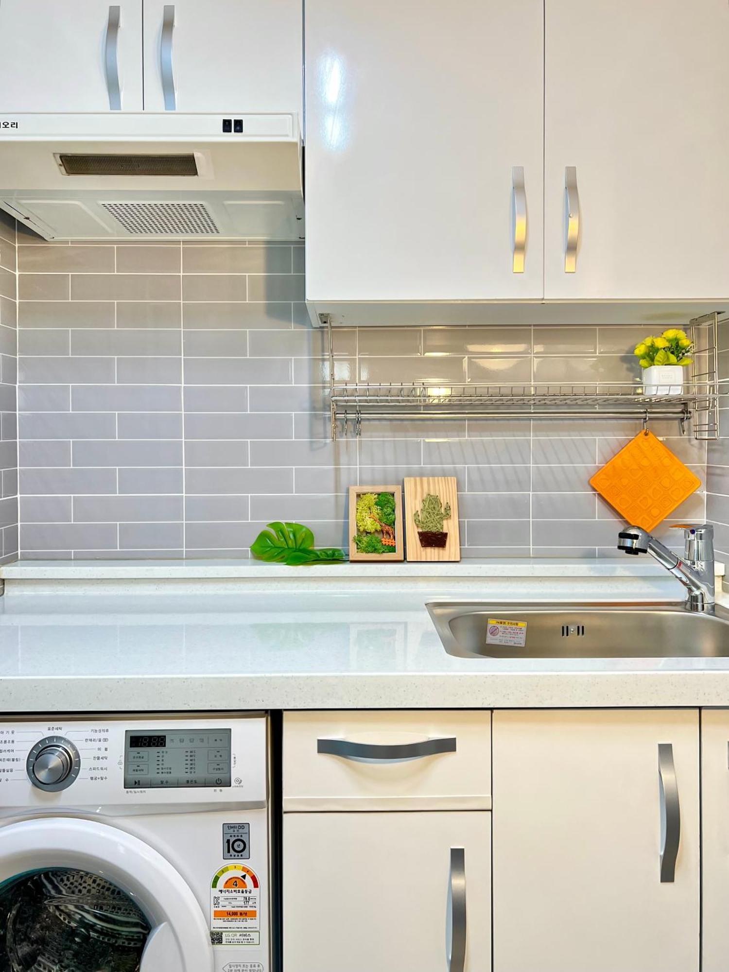 Apartment The Cozy Nonhyeon, Gangnam Eonju Station 5 Min, 2 Bedrooms, Premium Beds, Value For Money, Biz Trip *